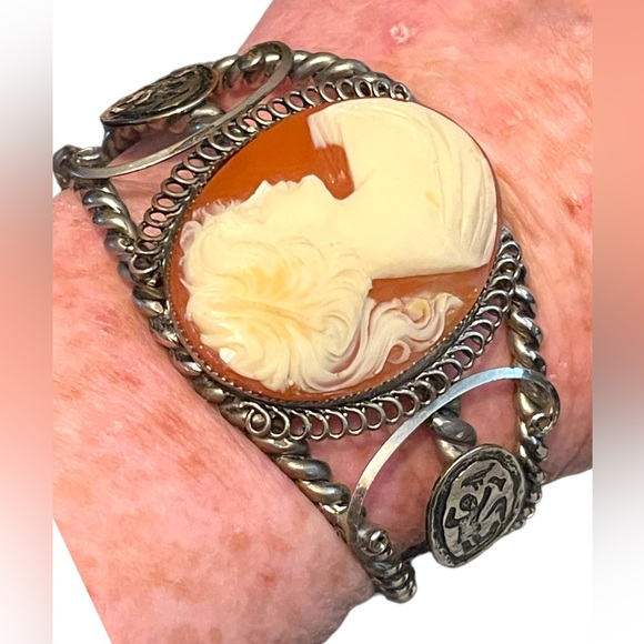 Vintage Lovely Large Resin Cameo realistic look Heavy chunky Bangle - Picture 2 of 8